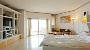 Гостиница Luxury Sea View Apartment  Герцлия